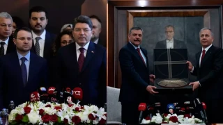 Bataklığı büyütüp sivrisinekle övünüyorlar