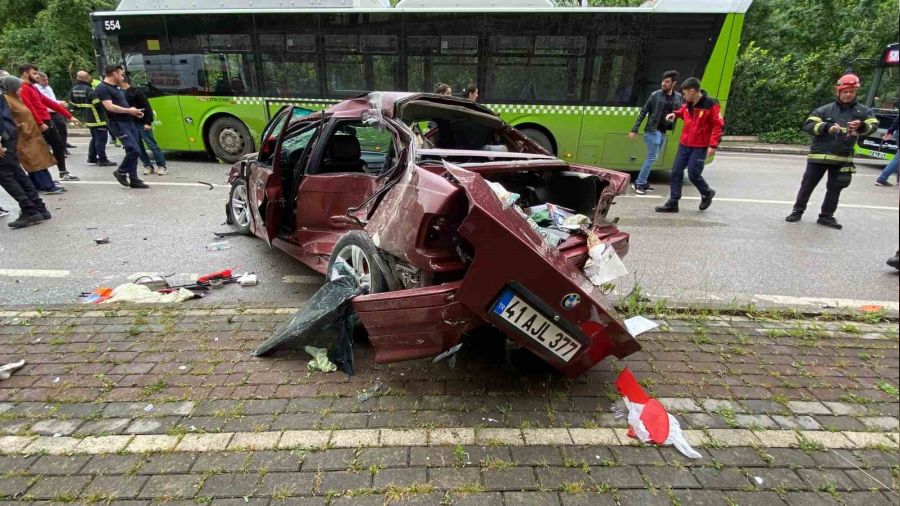 Belediye otob�s� ile �arp��t�, parampar�a oldu