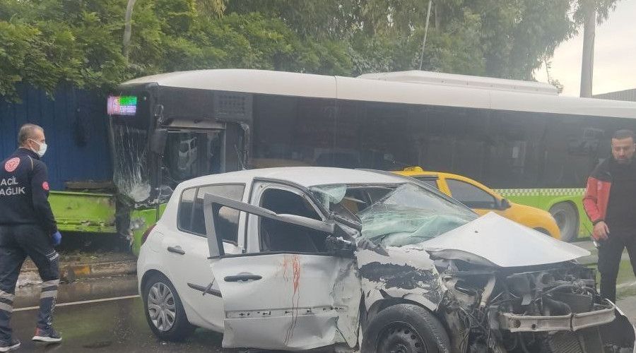 Belediye otobüsü ile otomobil çarpıştı, kadın sürücü hayatını kaybetti