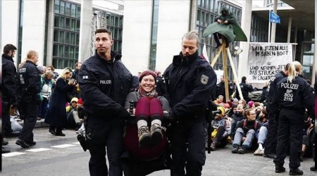 Berlin'de çok sayıda çevreci gözaltına alındı