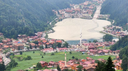 Betona gömülen Uzungöl'de bayram yoğunluğu