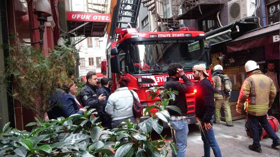 Beyoğlu'nda çatı yangını paniğe neden oldu
