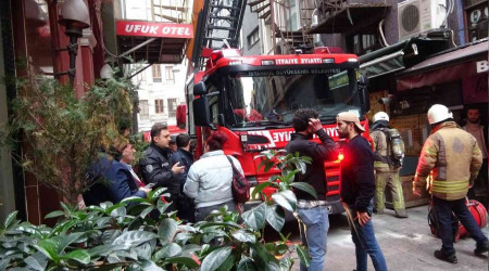 Beyoğlu'nda çatı yangını paniğe neden oldu