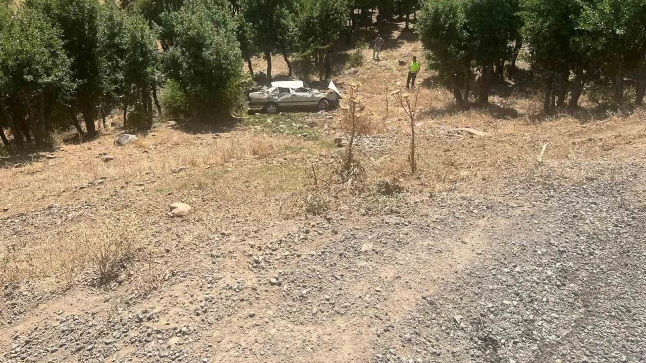 Bingöl'de otomobil dereye yuvarlandı: 1'i ağır 5 yaralı
