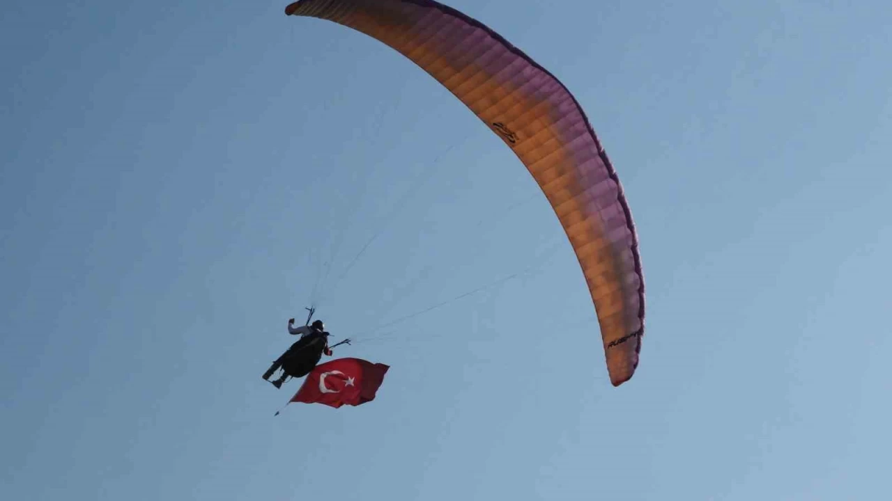 Bir bardak su ve bir muz ile 13 saat havada kaldı