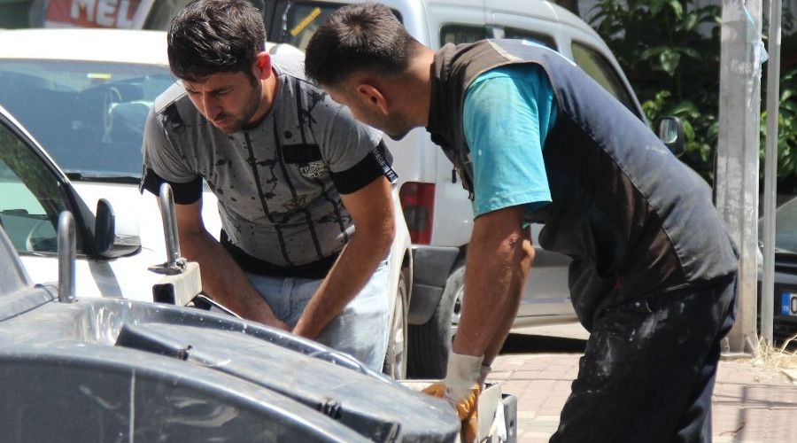 Bir poşet altınını çöp sanıp attığını eşinden öğrendi
