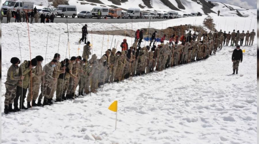 Bitlis'te 100 korucunun katıldığı çığ tatbikatı yapıldı