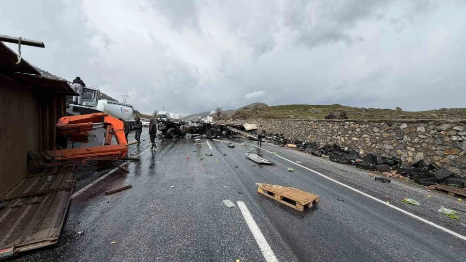 Bitlis'te i� makinesi ile t�r �arp��t�: 1'i a��r 3 yaral�