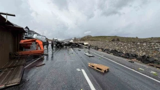 Bitlis'te i� makinesi ile t�r �arp��t�: 1'i a��r 3 yaral�