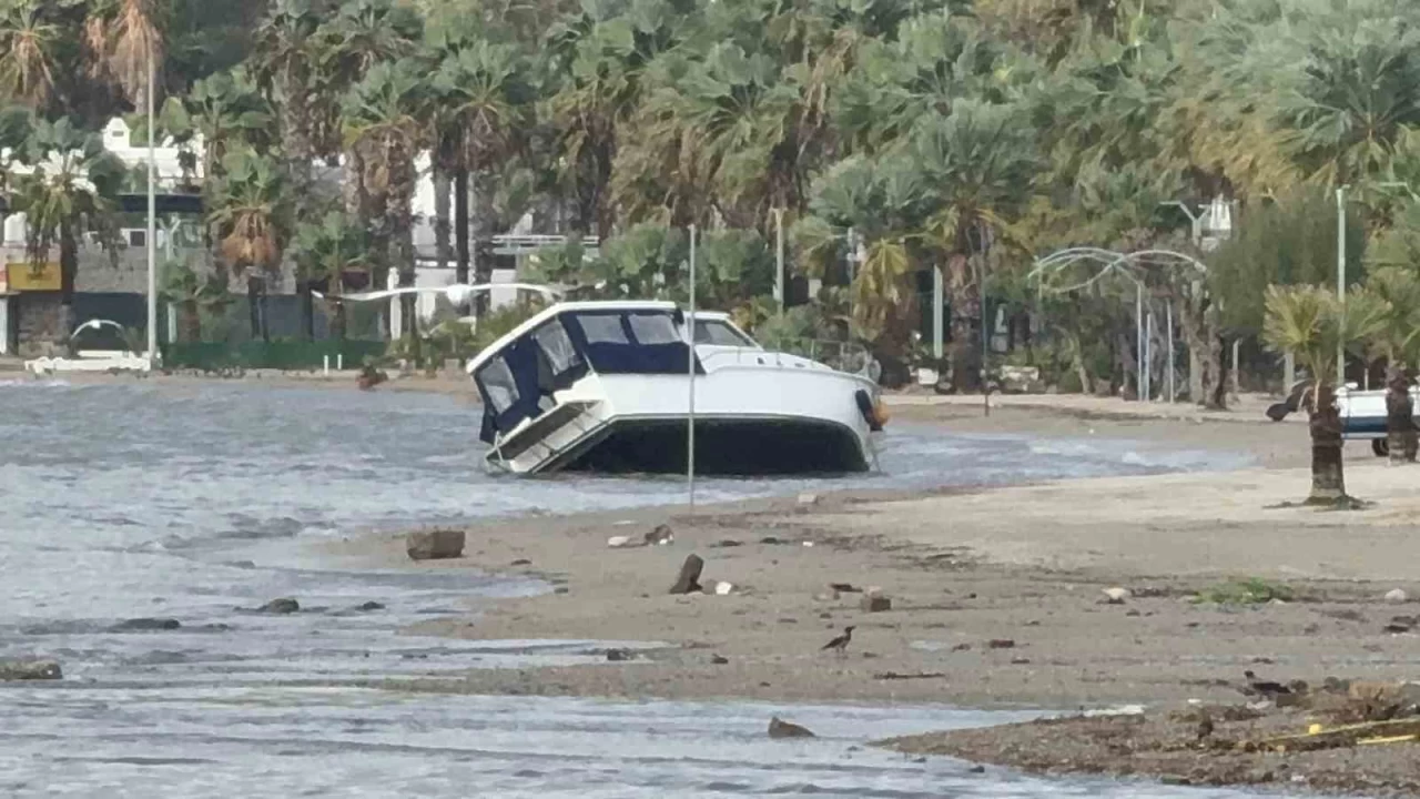 Bodrum'da tekneler karaya oturdu, denizin rengi deiti