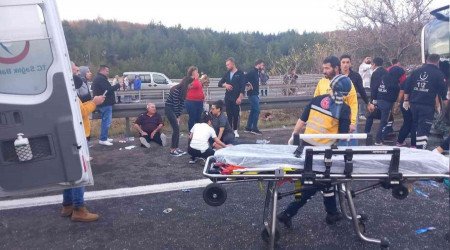 Bolu'da yolcu otobüsü devrildi: Çok sayıda yaralı var