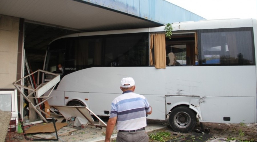 Boş dükkana otobüs girdi