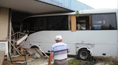 Boş dükkana otobüs girdi