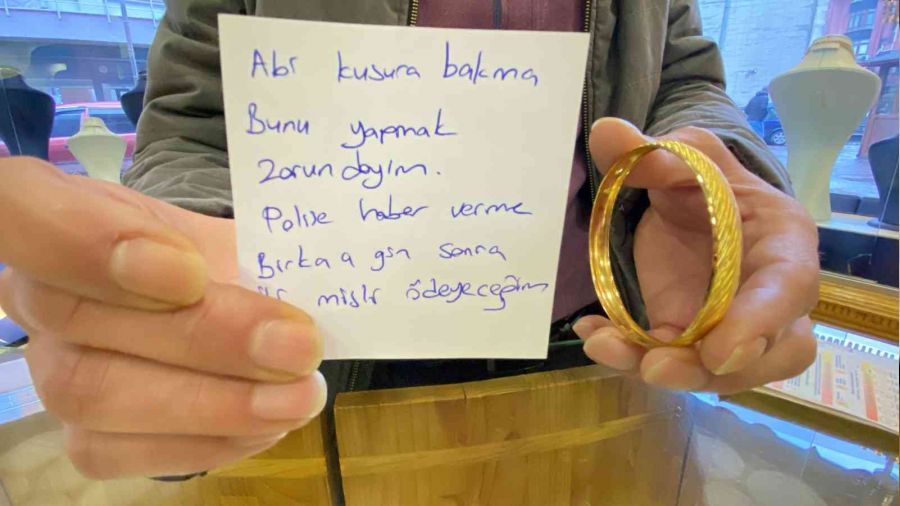 Böyle hırsızlık görülmedi, kuyumcuya not bırakıp bileziği çaldı