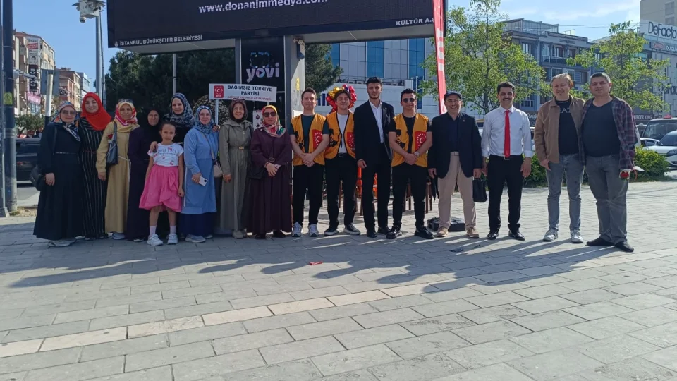 BTP �stanbul�dan rekor Anneler G�n� mesaisi: 2500 �i�ekle g�n�l k�pr�s� kuruldu