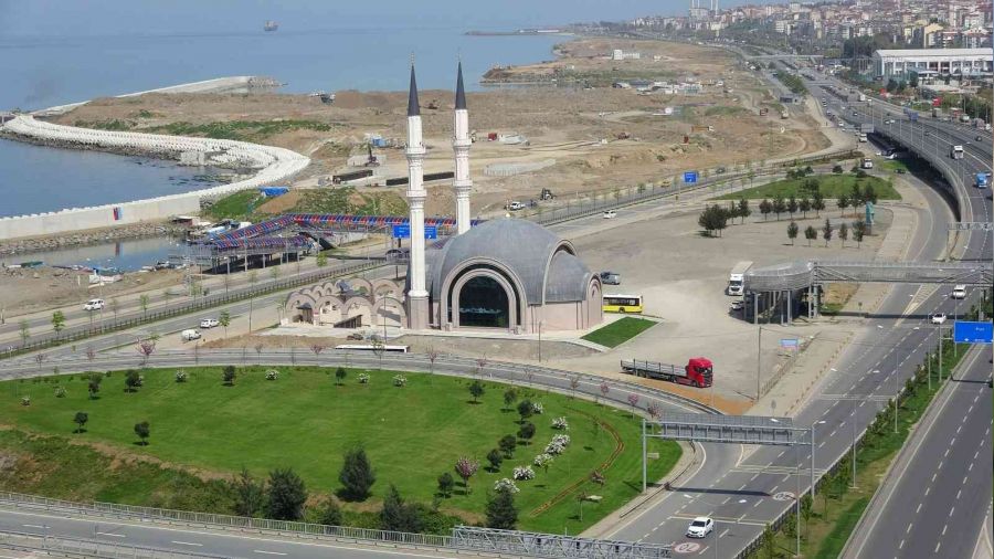 Bu cami uzaktan iyi görünüyor