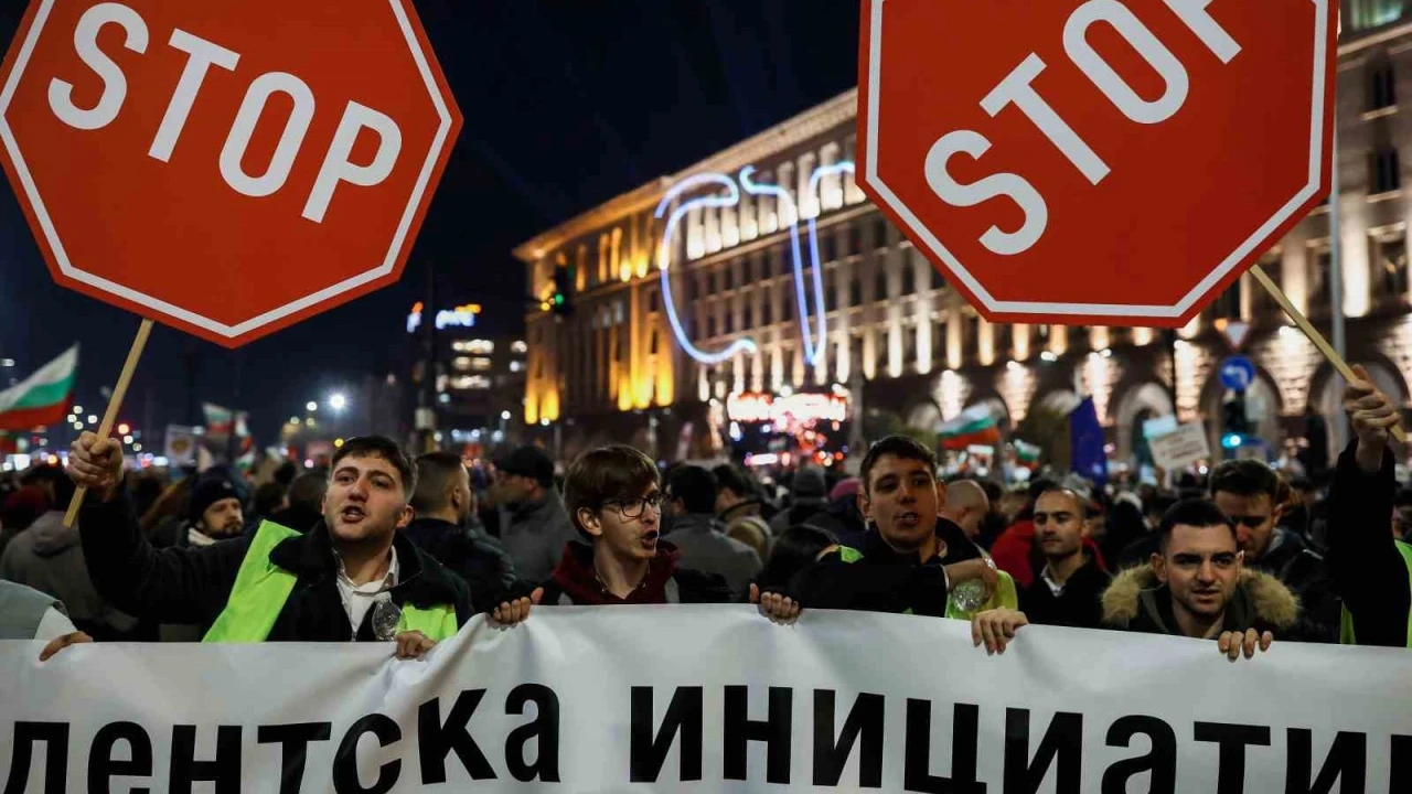 Bulgaristan'da 25'ten fazla şehirde hükümet karşıtı protesto