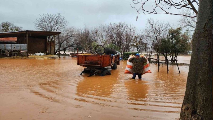 Burdur'da evler ve araziler sular altında kaldı