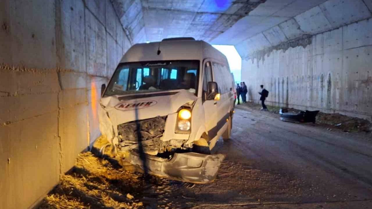 Burdur'da renci servisi ile otomobil arpt 14 yaral