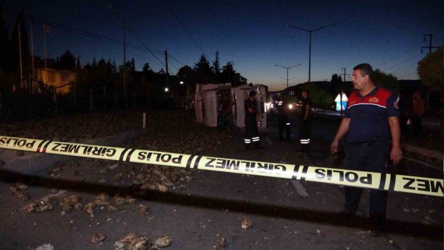 Burdur'da pancar yüklü tır devrildi