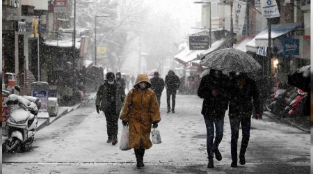 Bursa'da kar yağışı etkili oluyor