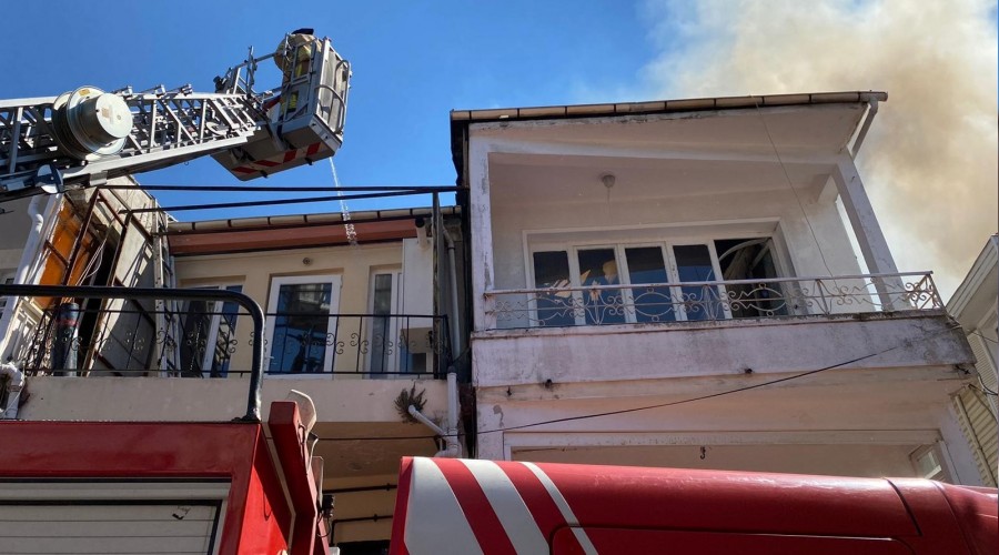 B�y�kada'da �� katl� bina yand�