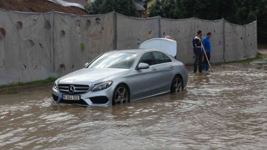 Cadde yağmur suyuyla doldu