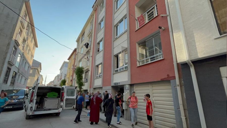 Cam silerken 3. kattan düştü