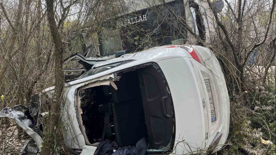 Çatalca'da otomobil ile hafriyat kamyonu çarpıştı