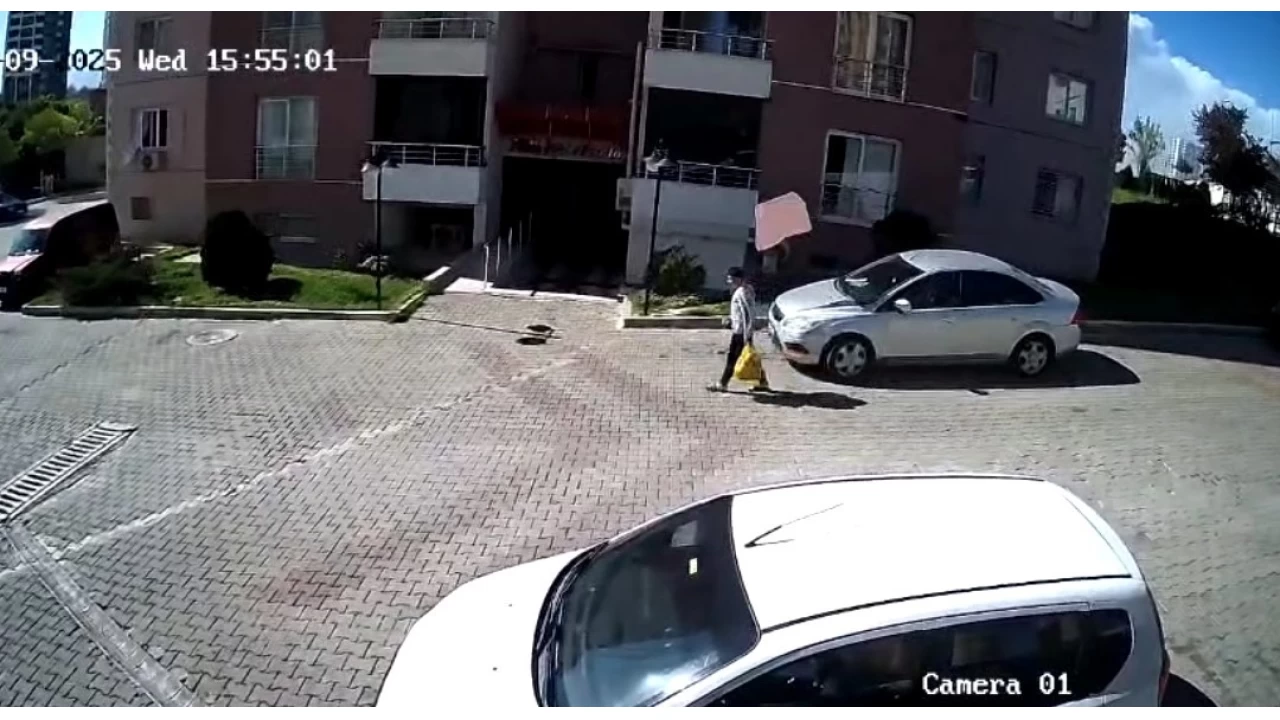 Çatından düşen fayans az kalsın çocuğun kafasına çarpıyordu
