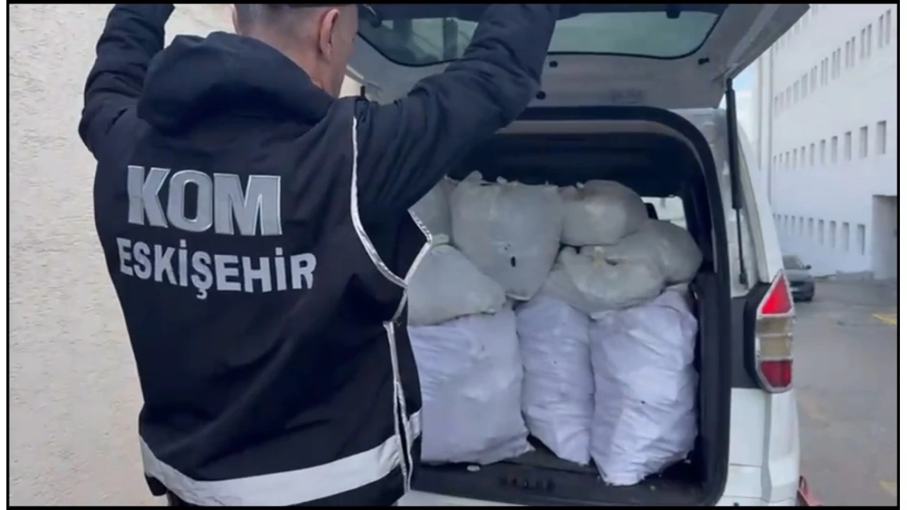 Çekicinin üzerindeki araçtan 480 adet tabanca ve ve 6 bin 812 adet silah parçası çıktı