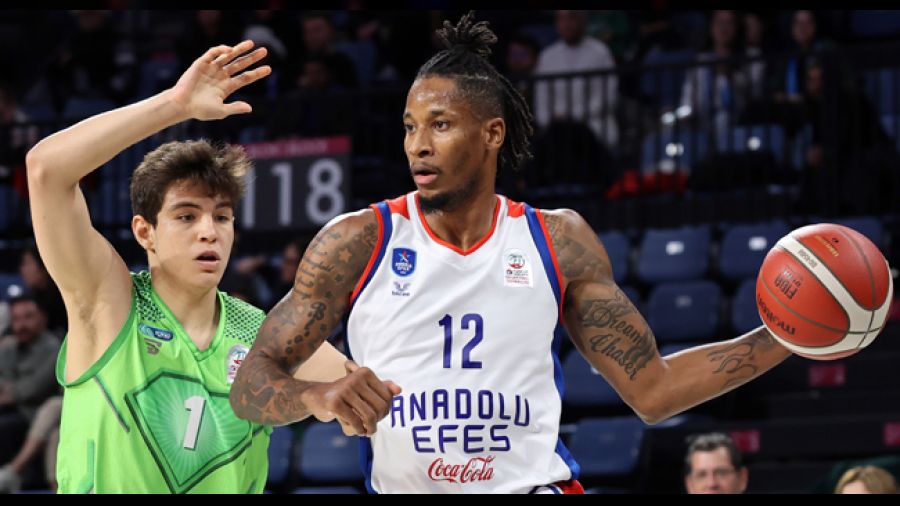 Çekişmeli maçı Anadolu Efes kazandı