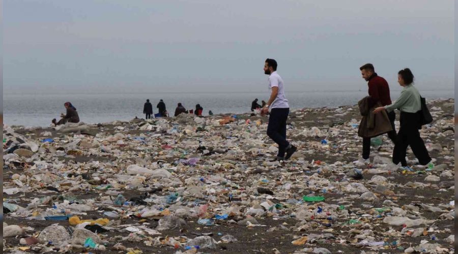 �evre felaketinin ortas�nda piknik yapt�lar