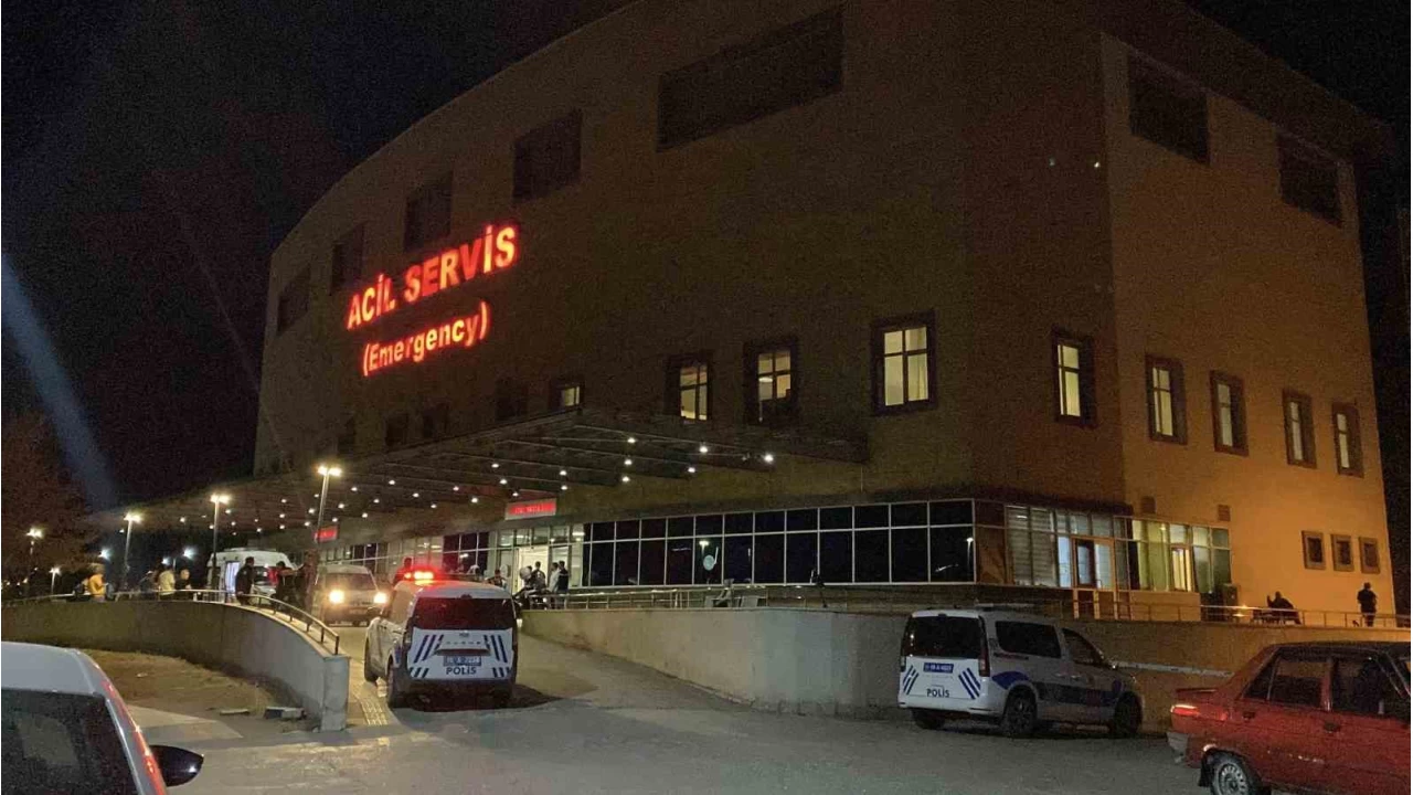�orum'da iki akraba, hastanenin acil servisinde kar��la�t� : 1 yaral�