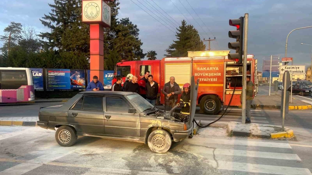 D-100'de panik anlar�: Otomobil bir anda alev ald�