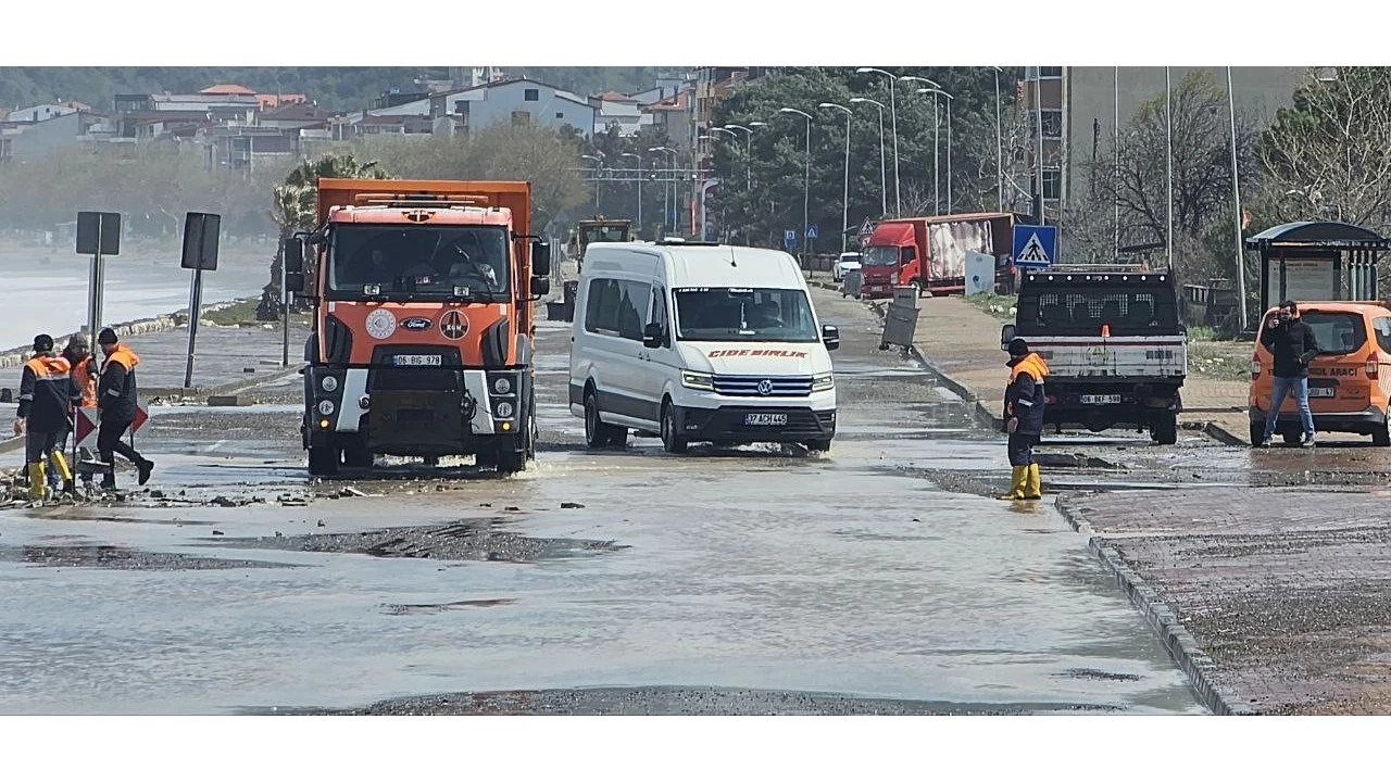 Dalgalarn dvd sahil yolunda hasar olutu