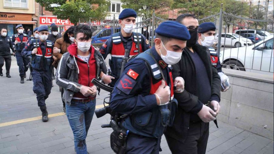 Define ararken 25'er yıl hapse mahkum oldular