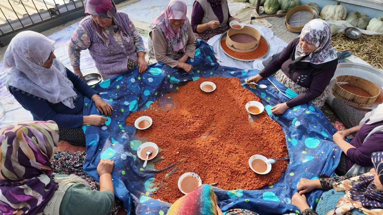 Demirci'nin 16 çeşitli tarhanası kışa hazırlanıyor