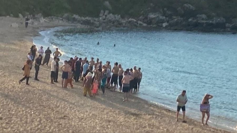 Denizde kalp krizi geçirdi