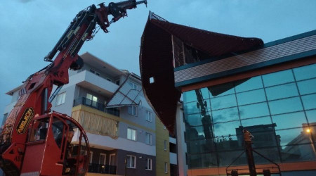 Denizli'de kum fırtınası: Çatılar uçtu, ağaçlar devrildi