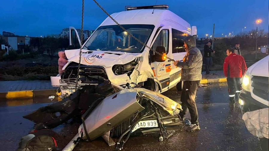 Deprem b�lgesine giden AFAD arac� kaza yapt�