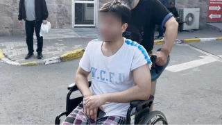 Depremde balkondan atlayan genç arabanın üzerine düştü