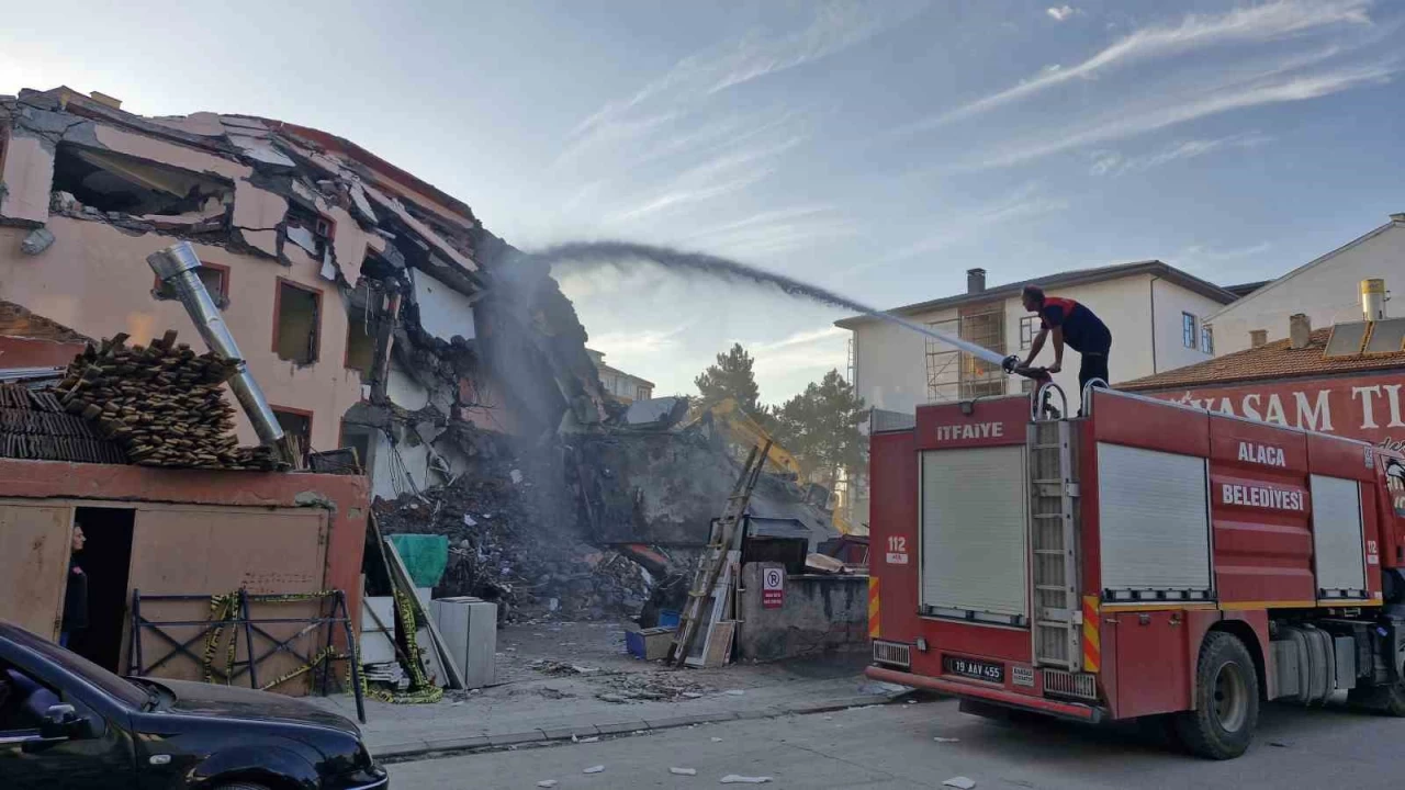 Depreme dayan�ks�z oldu�u belirlenen Alaca ��retmenevi y�k�ld� 