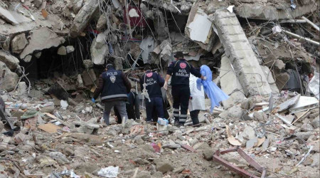 Depremin 55. gününde enkazda erkek cesedi bulundu