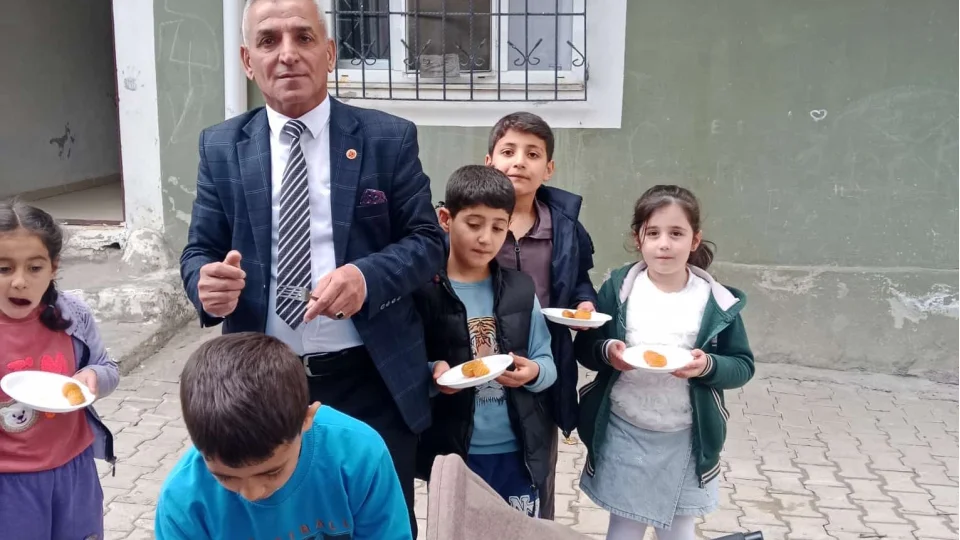 Derik�te Prof. Dr. Haydar Ba�'a vefa: Lokma da��t�ld�, dualar edildi