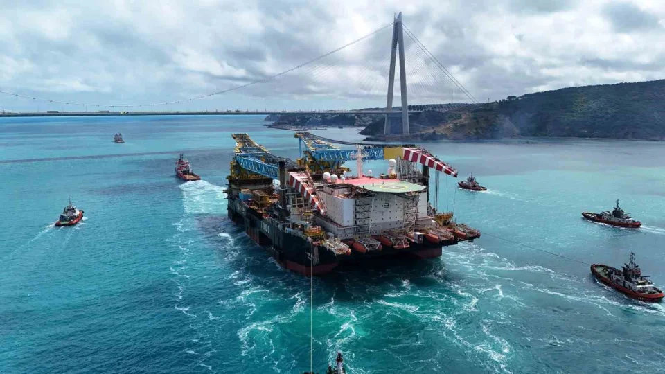 Dev vin� gemisi 'Saipem 7000' �stanbul Bo�az�'ndan ge�ti