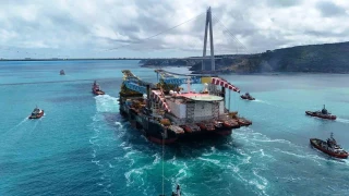 Dev vinç gemisi 'Saipem 7000' İstanbul Boğazı'ndan geçti