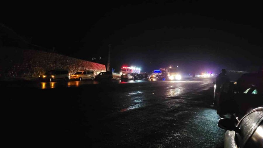 Diyarbak�r'da polis arac� kaza yapt�: 17 polis yaraland�