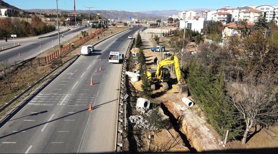 Doğalgaz borusu patladı, trafik felce uğradı