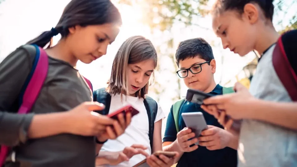 Do�um izni ve sosyal medyaya 15 ya� d�zenlemesi TBMM'de kabul edildi